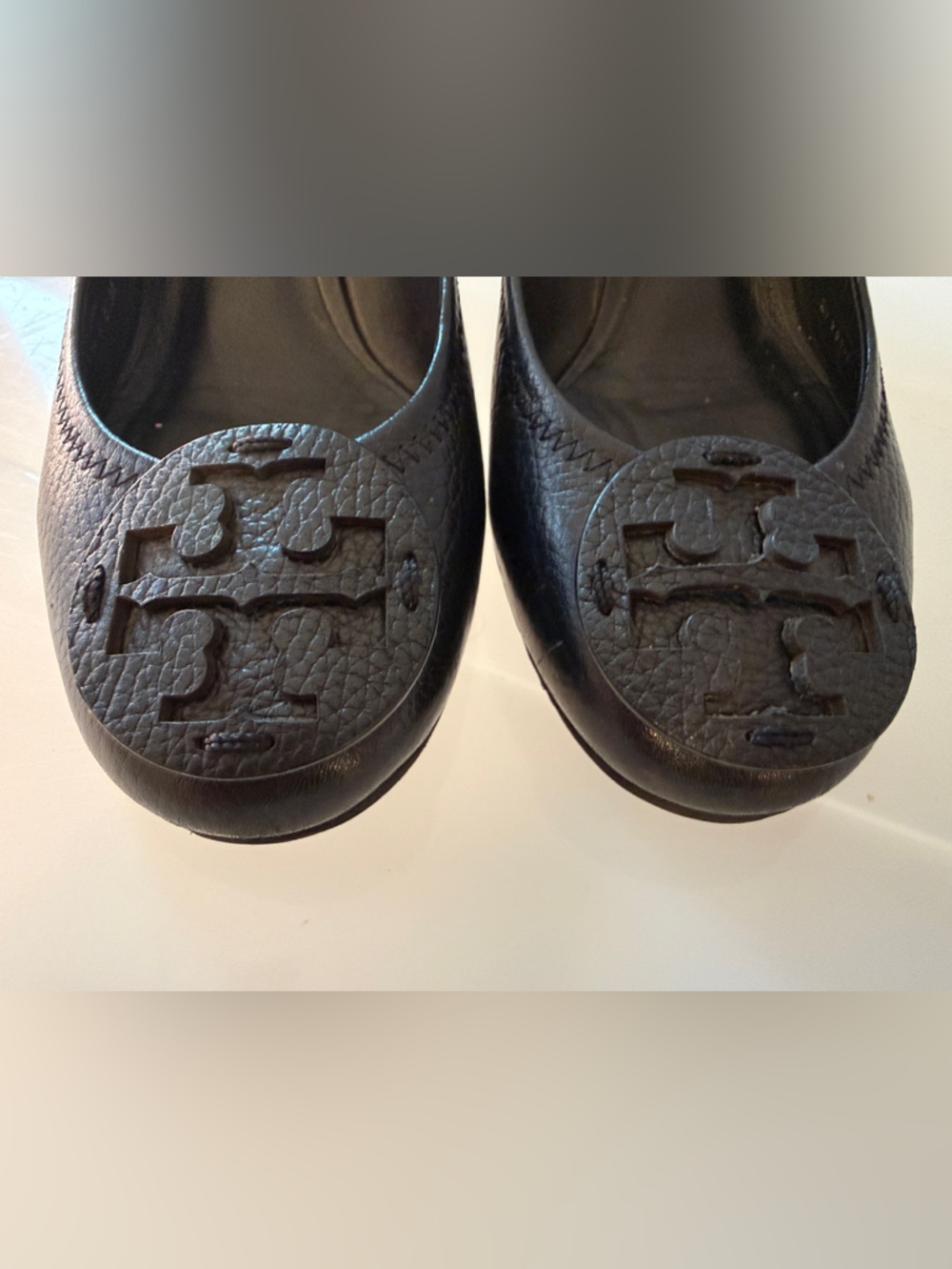 Tory Burch Black Pebbled Leather Wedge Pumps with Logo Emblem - Picture 5 of 10